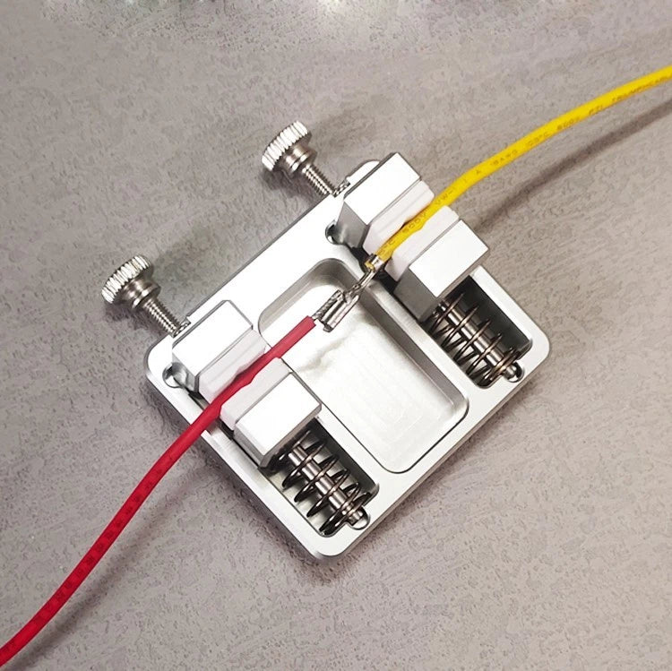 Heavy-duty aluminum soldering clamp with temperature-resistant jaw for circuit board mounting