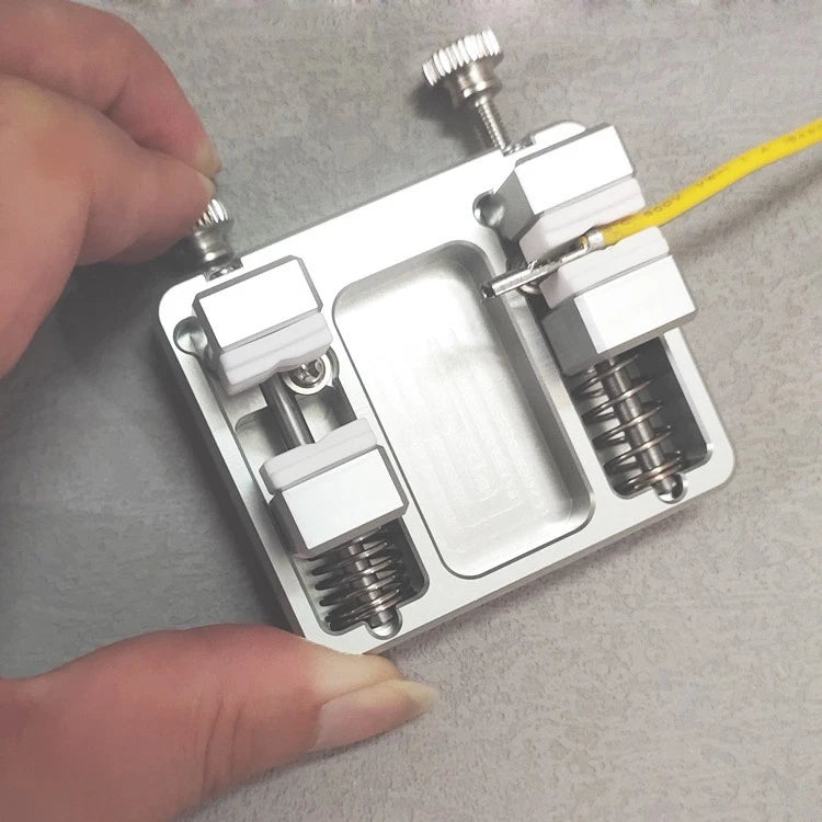 Heavy-duty aluminum soldering clamp with temperature-resistant jaw for circuit board mounting